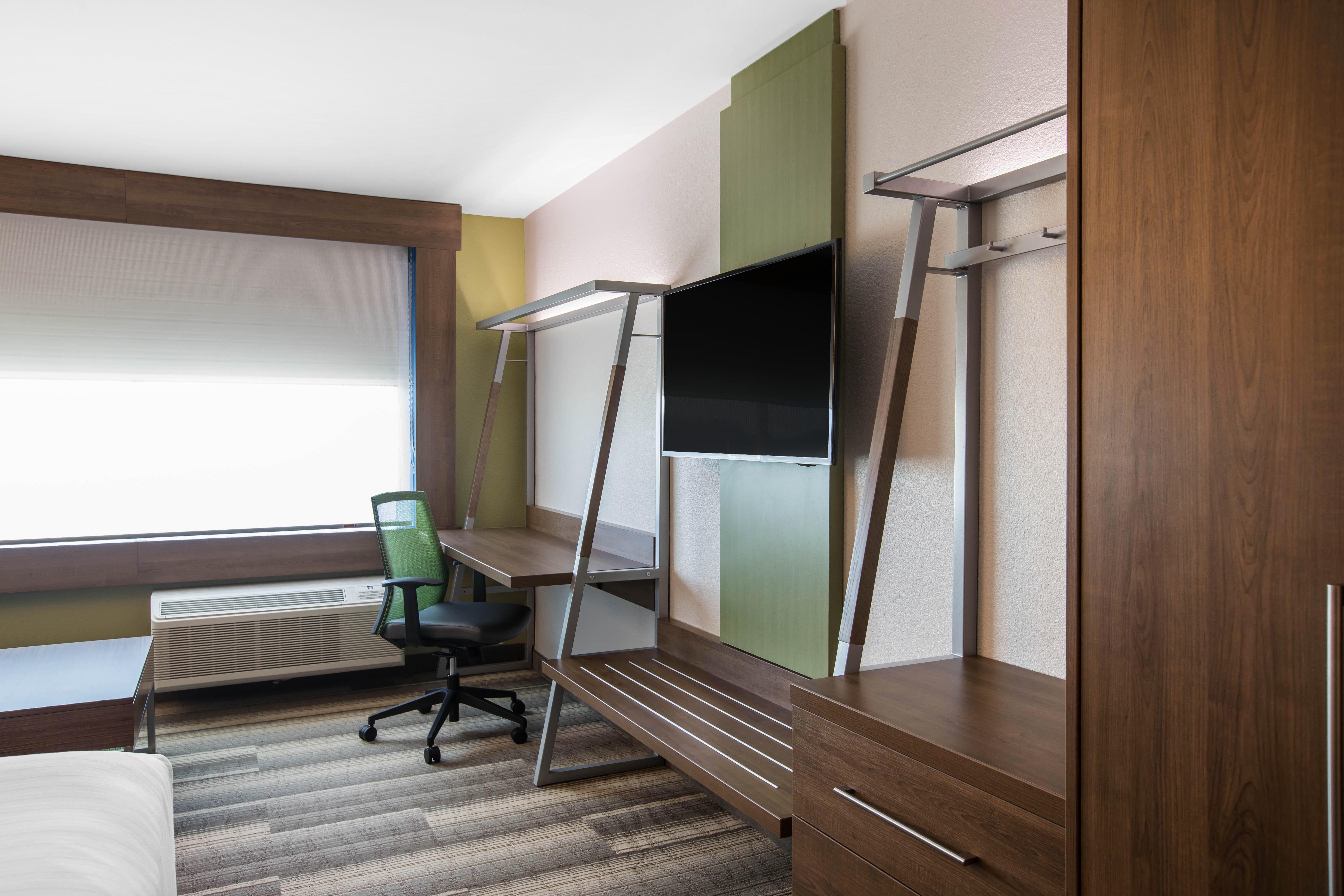 Hotel Holiday Express & By Ihg 2*
